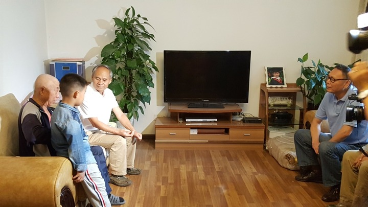 云南省总工会主席张百如到云南鸿运国际集团难题职工家里送温暖