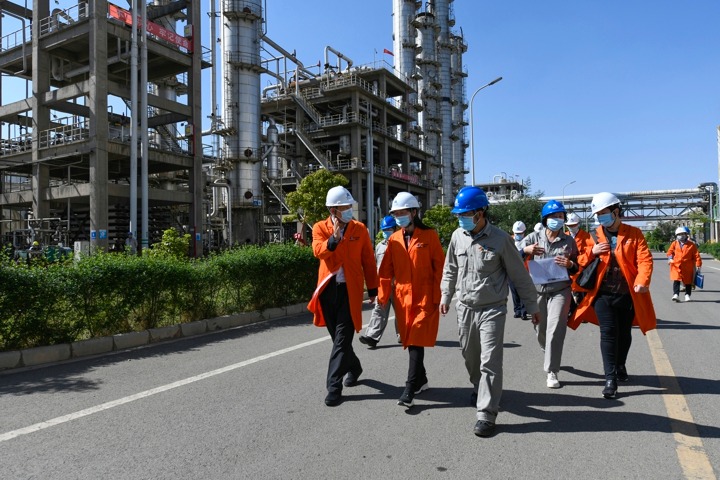 省总工会党组成员、副主席张驰一行到先锋化工调研