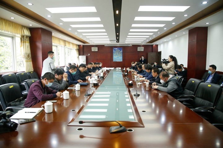 云南煤矿清静监察局党组书记、、、局长贺德安带队深入威信煤炭公司调研