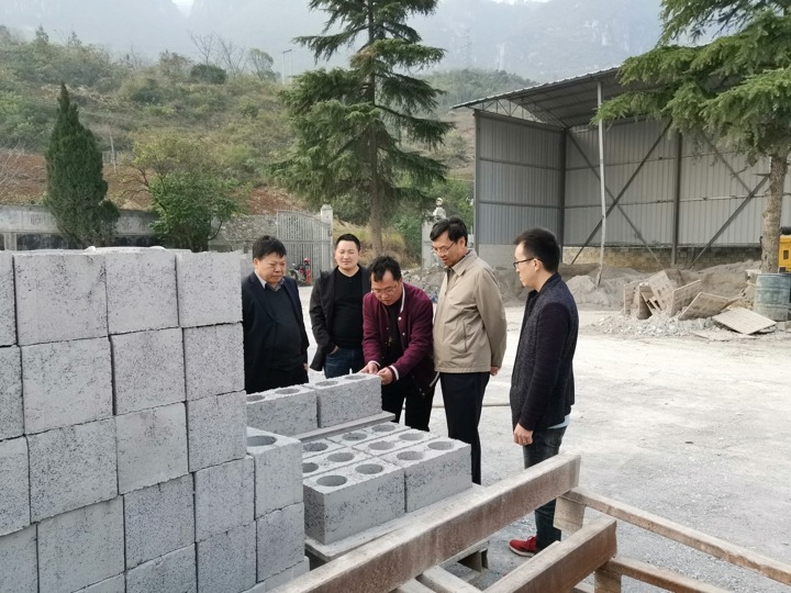 集团党委副书记、、、总司理高建嵩一行到扶贫联系点调研脱贫攻坚事情