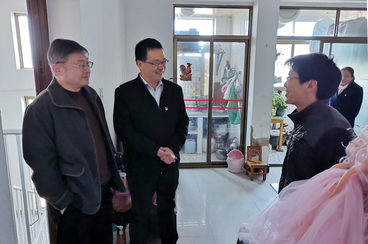 迎新春送温暖 集团党委委员、、、副总司理张镭一行到曲煤焦化公司慰问难题职工