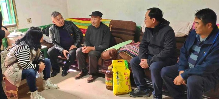 集团党委委员、副总司理张清一行到一平浪煤矿开展节前送温暖慰问活动