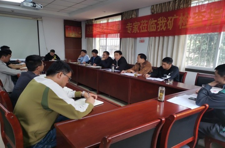 集团党委副书记、、工会主席王鑫一行到四角地煤矿开展清静生产大排查