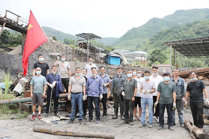 团结煤业开展“分拣钢材、、、修旧利废、、、降本增效”主题党日活动