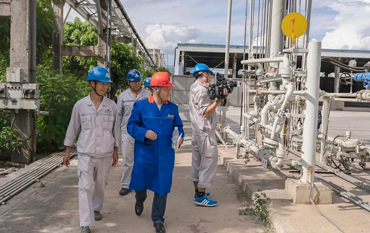 集团党委委员、、副总司理缪和星一行赴解化化工开展三季度清静环保事情检查