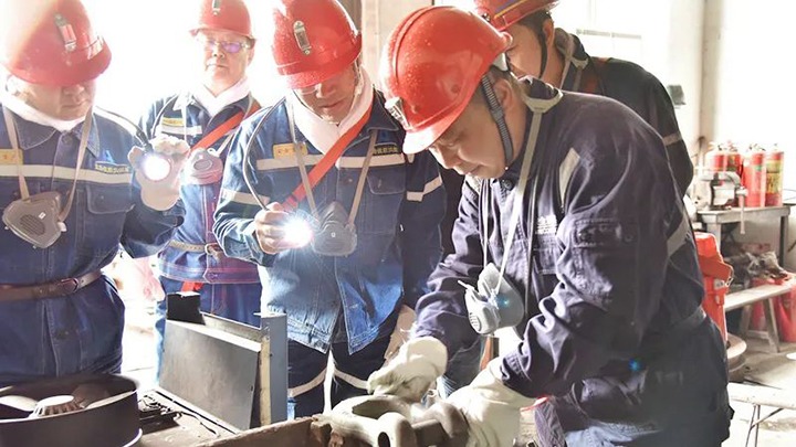 云南煤矿清静监察局党组书记、、、局长贺德安率队赴恩洪煤矿开展清静生产督导