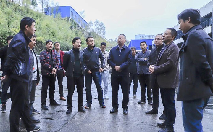 云南省生态情形厅党组成员、、、副厅长阿泽新一行到镇雄煤业公司朱家湾煤矿调研