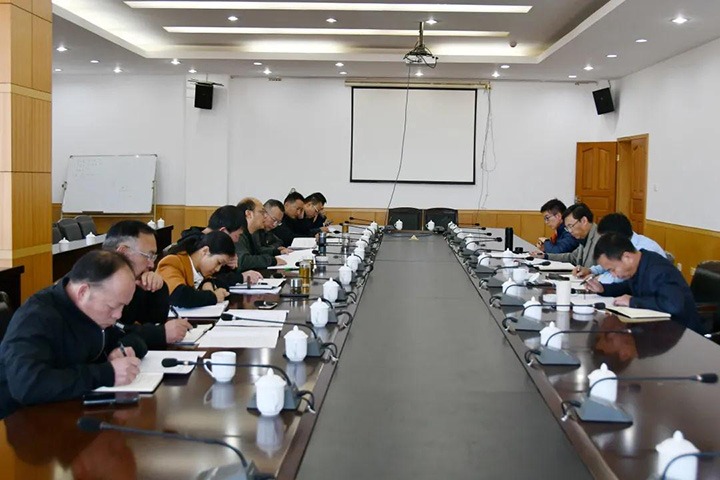 集团党委副书记、、、总司理高建嵩一行到云维集团督导调研