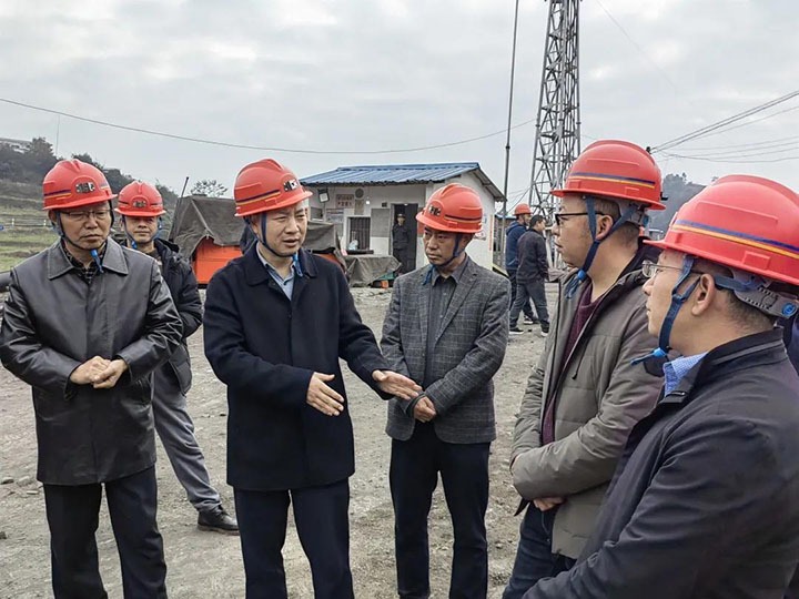 罗平县县委副书记、、、县长王玮一行到云南东源罗平东城煤矿有限公司调研指导