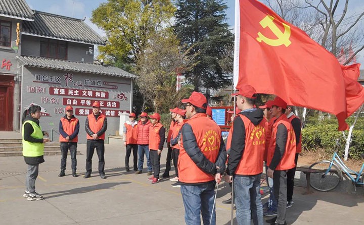 陆东煤矿公司组织开展“双报到双服务双报告”党员自愿服务活动