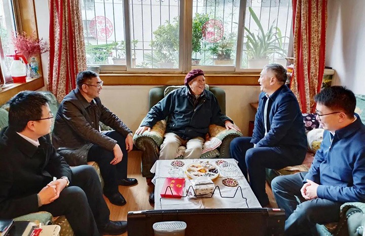 云南省国资委党委委员、、、副主任洪国正一行到云煤（鸿运国际）集团开展春节走访慰问离退老干部活动