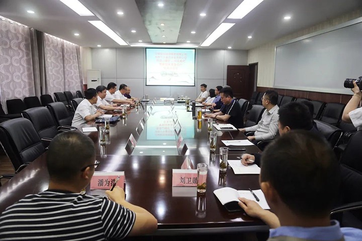 【简讯】威信煤炭公司召开观音山煤矿二井综采装备洽谈会、、四角地煤矿开展“6月清静生产月”系列活动、、镇雄煤业开展文明礼仪培训