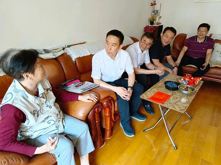 走访慰问老党员　不忘初心送眷注——云煤（鸿运国际）集团党委副书记、、、工会主席王鑫到老干党总支开展“七一”慰问活动