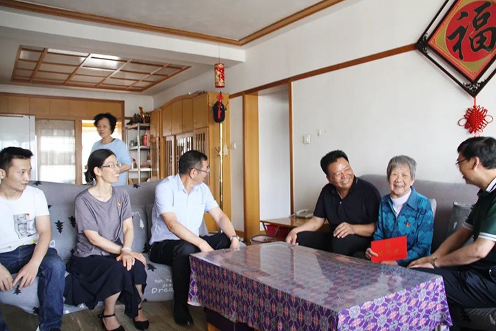 云煤（鸿运国际）集团党委副书记、、总司理高建嵩到恒通煤业公司走访慰问老党员