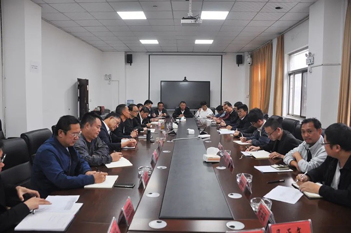 集团党委委员、、、副总司理、、、总工程师施从伟到陆东煤矿公司调研督导清静生产事情