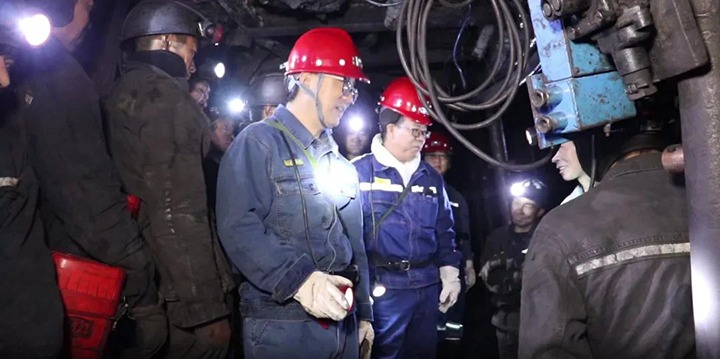 集团党委委员、副总司理、总工程师施从伟到恩洪煤业公司开展清静生产督导检查