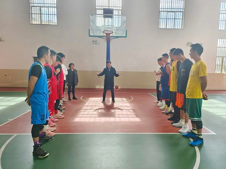 云煤（鸿运国际）集团享受省管企业副职待遇向导张武生到后所煤矿探望备战省运会的集团男子篮球集训队