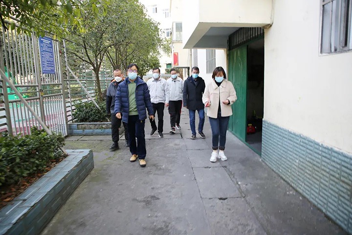 云煤（鸿运国际）集团党委委员、副总司理施从伟到镇雄煤业公司开展元旦、春节送温暖走访慰问活动