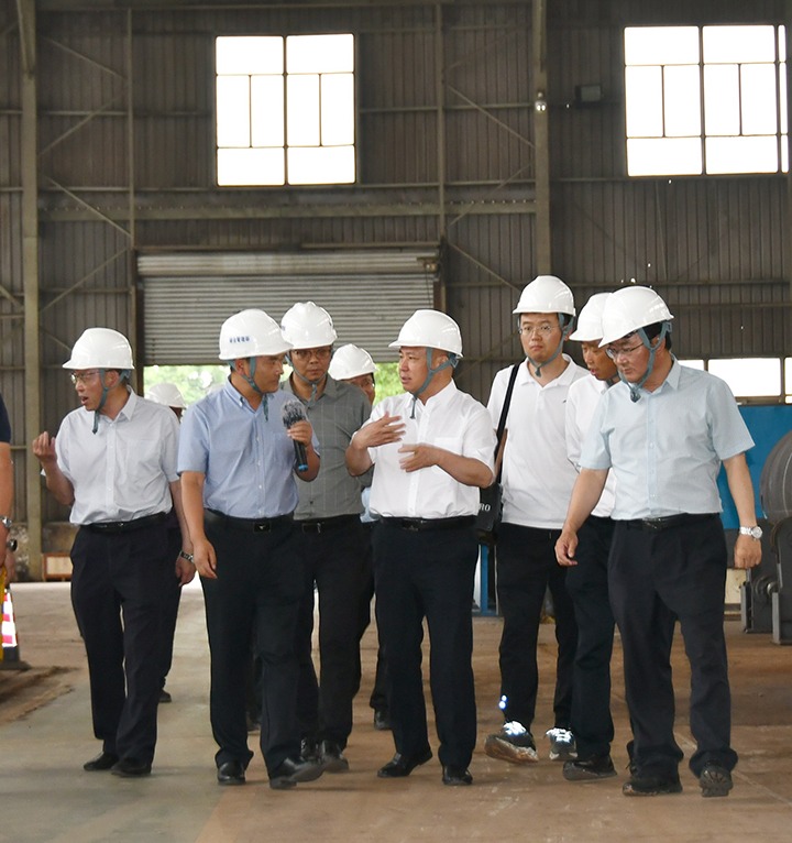 曲靖市委副书记、、市长李先祥一行到大为装备公司开展事情调研