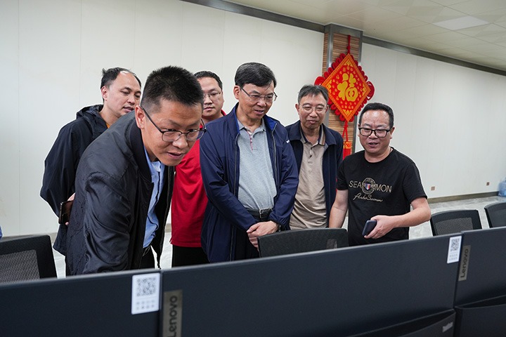 云煤集团党委副书记、、、副董事长、、、总司理高建嵩到恩洪煤业公司调研指导事情