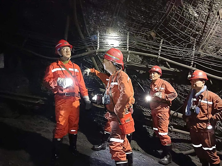 云煤集团副总司理、总工程师施从伟到金城煤矿检查指导事情