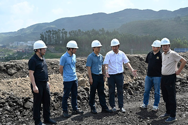 云煤集团党委委员、、副总司理施从伟到先锋煤业检查指导清静生产事情