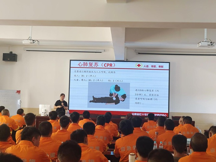 抢救培训“实时雨”，，，云南省红十字会泽润矿山救援新苗