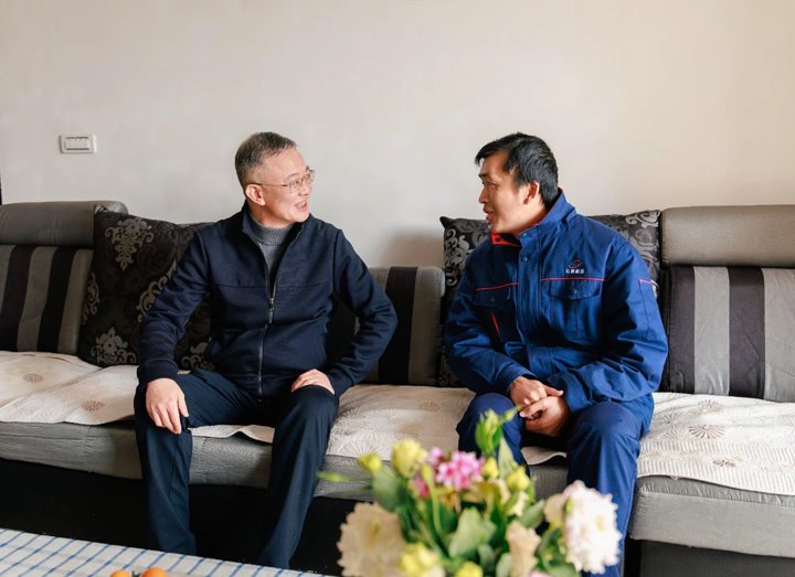 集团党委书记、、董事长胡均到一线探望慰问难题职工、、难题党员