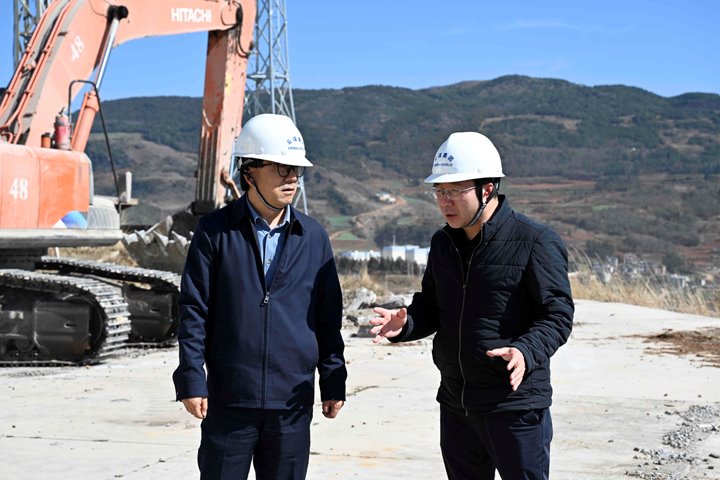 集团党委委员、、、副总司理、、、总工程师施从伟到先锋煤业调研清静生产事情