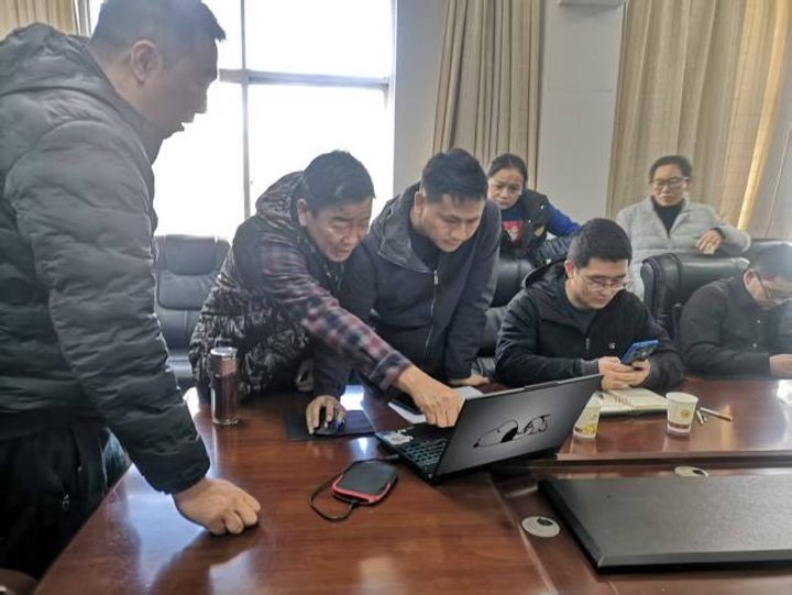 陆东煤矿公司起劲推进土地确权挂号颁证事情