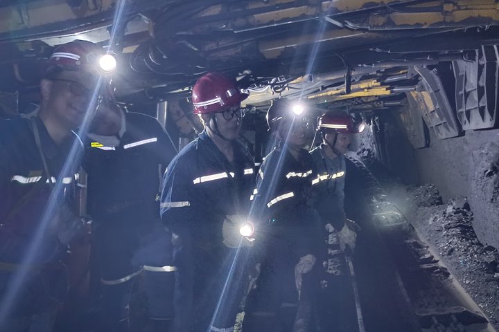 云煤集团党委委员、、、副总司理施从伟到陆东煤矿督导检查“两会”时代清静生产事情