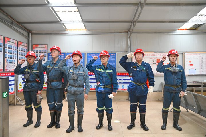 云煤集团党委委员、、副总司理、、总工程师施从伟到陆东煤矿督导检查清静生产事情