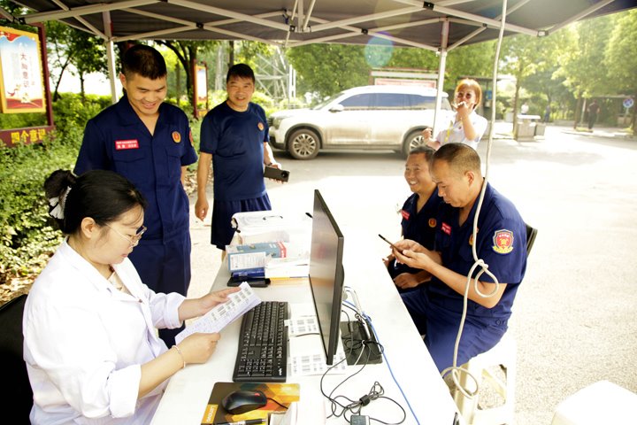 以热血为灯，，照亮生命之路——镇雄煤业爱心献血活动暖心落幕