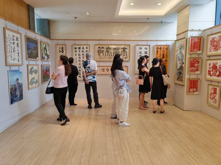 云煤集团纪委：：：翰墨绘清风 光影映廉心 以艺术之韵厚植清廉文化基本