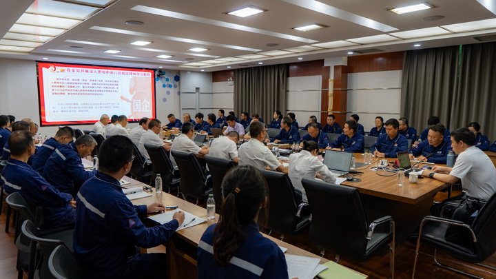 云煤集团党委副书记、工会主席王鑫到解化分公司挂联氨加工厂党支部教学专题党课