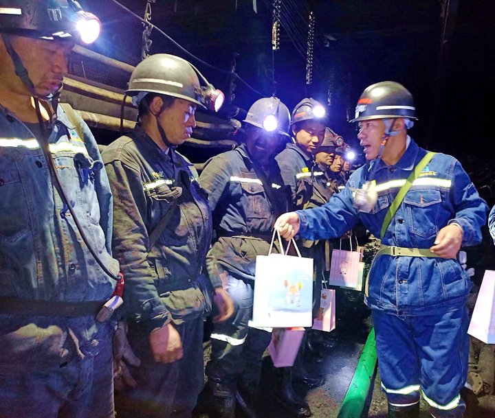 “伞”亮夏日，“杯”暖人心——镇雄煤业工会开展夏送清凉活动