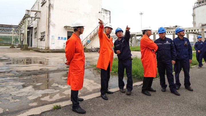 集团党委副书记、、副董事长、、总司理高建嵩到寻甸区域所属企业调研清静生产谋划事情