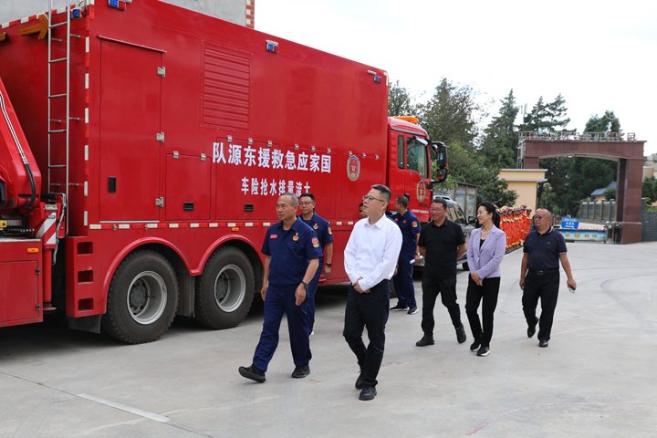 中共曲靖市委常委、、、市人民政府副市长侯海峰莅临国家矿山应抢救援东源队检查调研